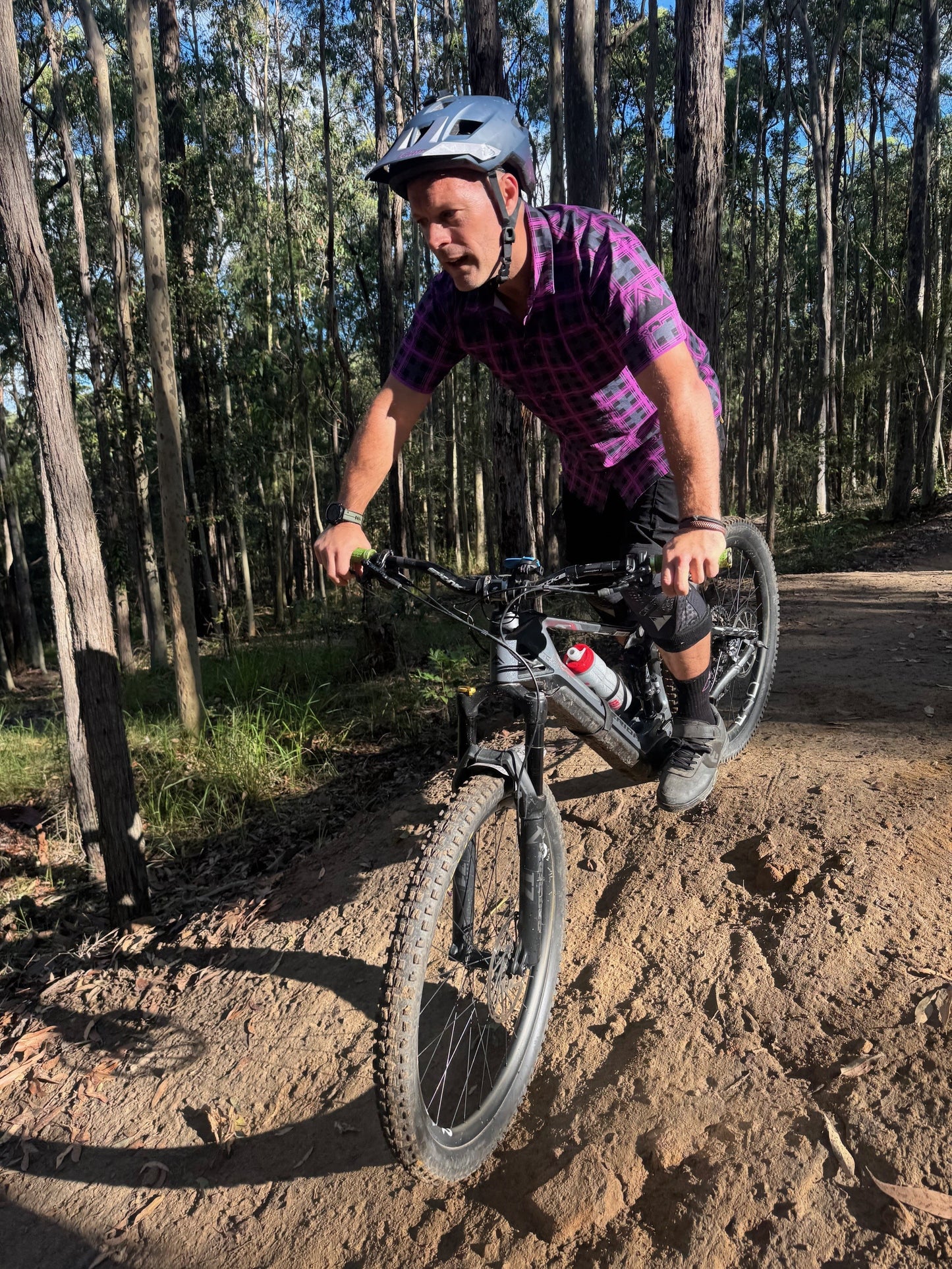 MTB rider in Crofto tech shirt
