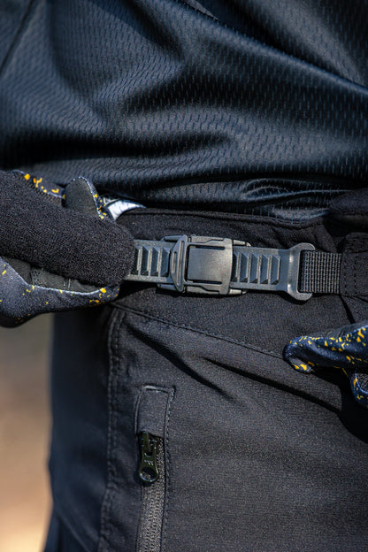 close up of ratchet fastening on crofto amaroo mtb pants