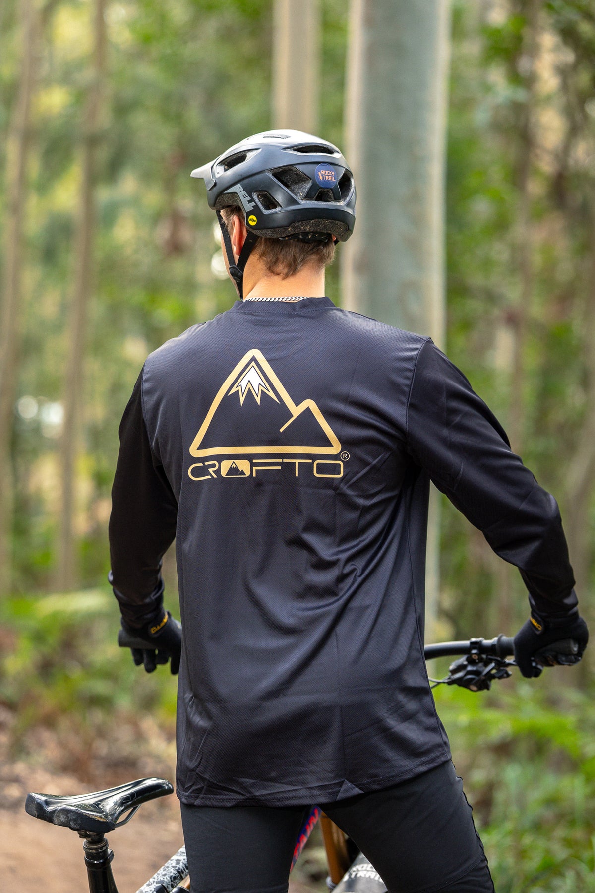 Back view of the CROFTO Enduro mountain bike jersey featuring a minimalist black design and relaxed trail riding fit.