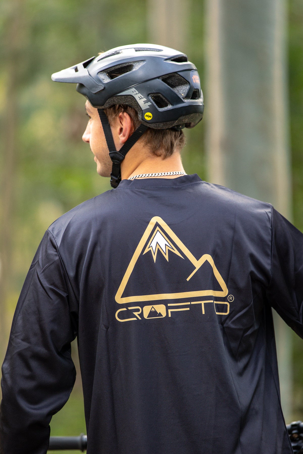 Back close up view of a rider wearing Long sleeve CROFTO Enduro MTB jersey offering breathable comfort and unrestricted movement for mountain biking and trail riding.