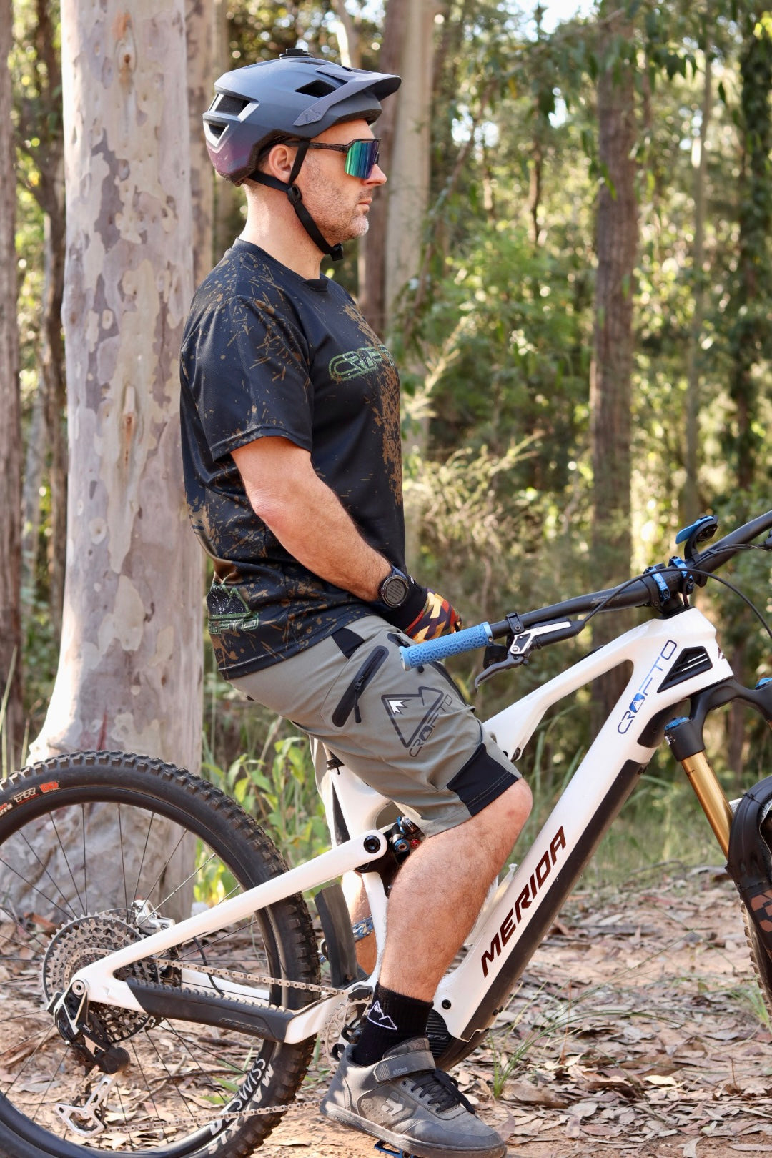 Man on a mountain bike in Australian forest setting wearing Crofto Muddy Jersey and Crofto Apex Pro shorts