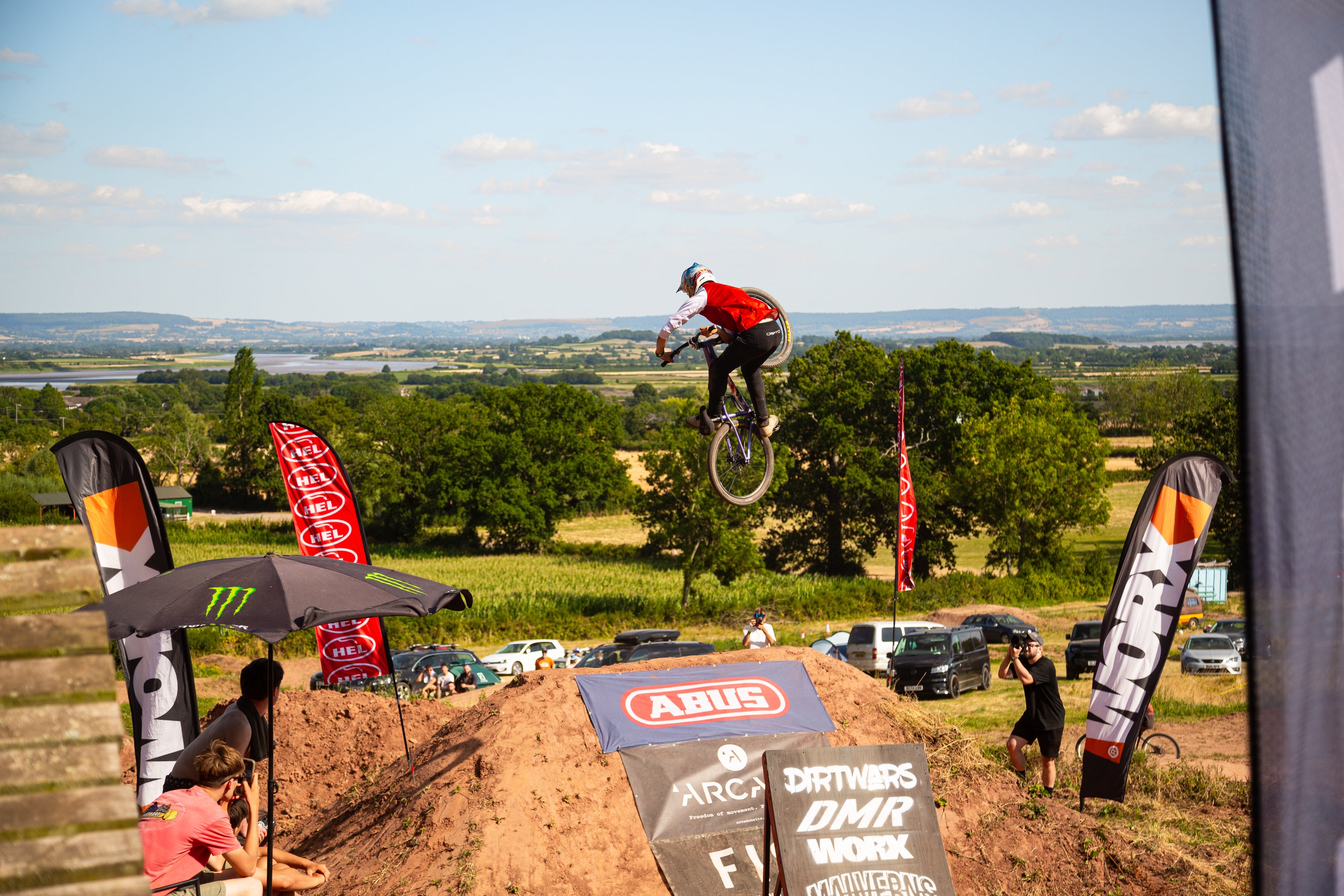 A mountain biker wearing crofto Jekyl jersey and Amaroo pants doing a jump at dirtwars competition 
