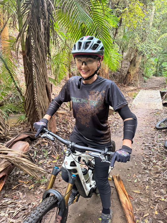 woman wearing CROFTO Muddy riding jersey