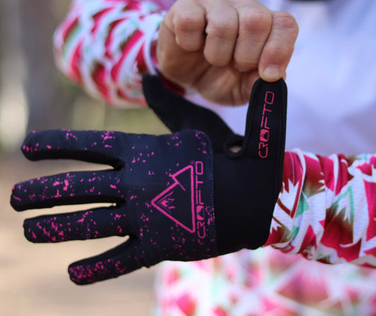 Close up of CROFTO Apex Pro mountain bike gloves in hot pink with silicone grip palm and touchscreen-compatible fingers for trail, enduro and MTB riding.